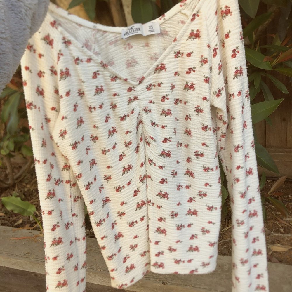 Hollister White Rose Long Sleeve With Roses - In Really Good Condition - XS
